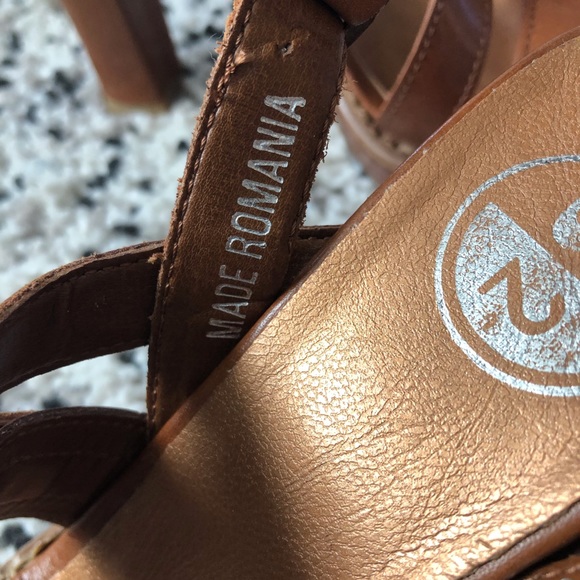 Brown’s B2 Caramel Leather Platform Sandals - Picture 4 of 7